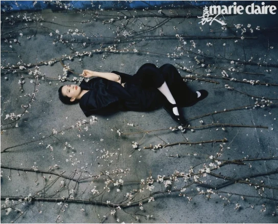 黑色輪廓上衣、闊腿長褲、單鞋 均為 Masion Margiela Artisanal Designed by John Galliano