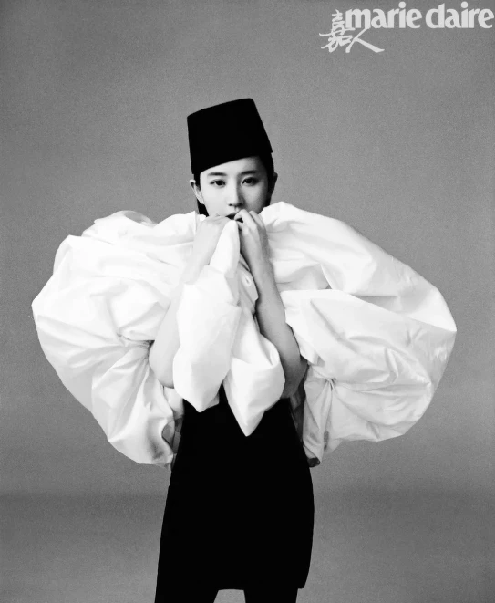 黑白拼色連衣裙、高檐帽 均為GIAMBATTISTA VALLI HAUTE COUTURE