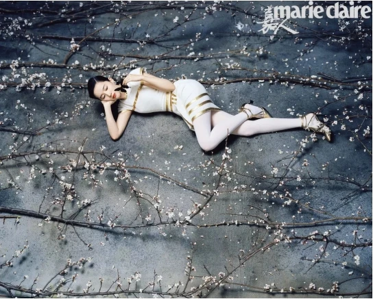 軟呢連身裙、金色高跟鞋、均為Chanel，LES TALISMANS DE CHANEL系列ATTIRANTE耳環