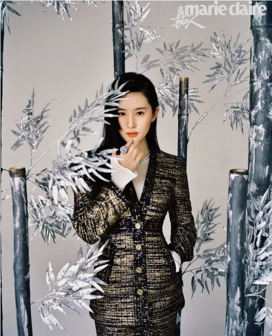 黑金色外衣、白色打底衣、半裙 均為CHANEL， LES TALISMANS DE CHANEL 系列 ATTIRANTE 戒指， COMÈTE 系列 COMETE SPINEL項鍊