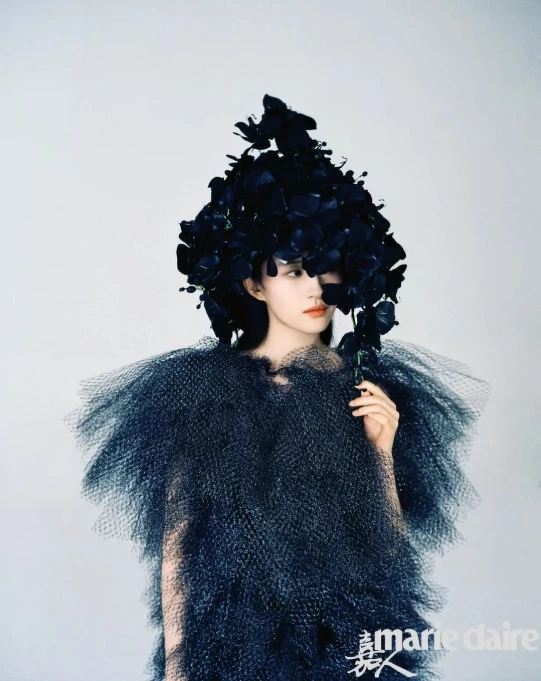 黑色薄纱裙 NOIR KEI NINOMIYA，黑色花帽ROBERT WUN