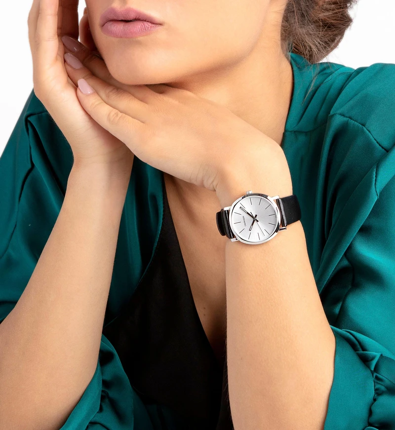 CALVIN KLEIN Posh Lady 潮流系列女款腕錶情境圖 (黑色錶款 NT$7,400)