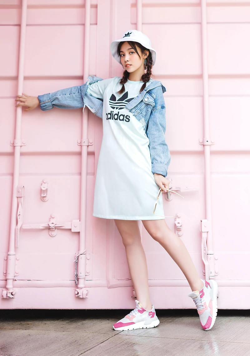 薄荷綠長版洋裝，1,690元；白色LOGO漁夫帽，1,090元；NITE JOGGER桃紅配色，4,690元 / all by adidas Originals