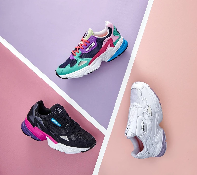 adidas Originals Falcon 彩虹配色、黑桃配色，皆為3,690元；全白拉鍊款，3,890元。