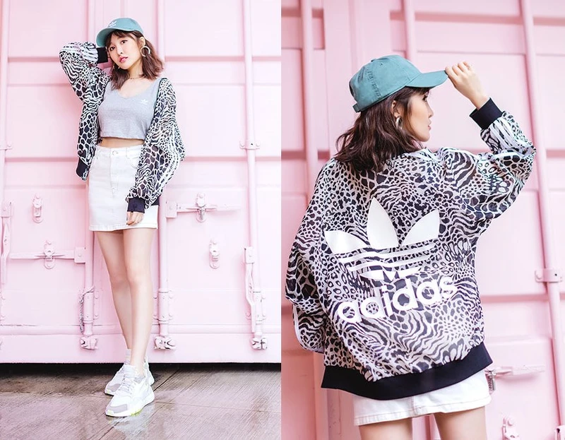 灰色Ｖ領短版背心，890元；豹紋Oversize透膚外套，3,290元；薄荷綠老帽，890元；NITE JOGGER白黃配色，4,690元 / all by adidas Originals