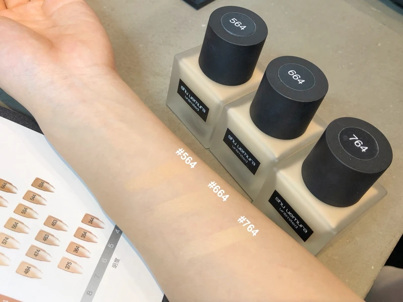 植村秀的粉底液色號為3個數字,第1個數字越小越偏粉、越大越偏黃。 植村秀的粉底液色號為3個數字,第1個數字越小越偏粉、越大越偏黃。