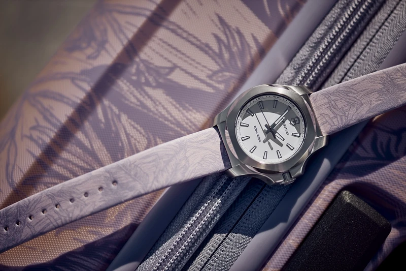 Victorinox 瑞士維氏 I.N.O.X. V「Spring Spirit」女錶