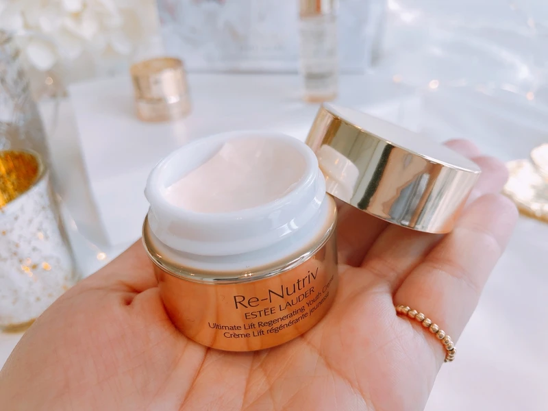 雅詩蘭黛白金級絕世煉金花秘乳霜原本50ml的大小變成15ml,看起來更精緻。 雅詩蘭黛白金級絕世煉金花秘乳霜原本50ml的大小變成15ml,看起來更精緻。