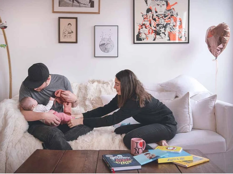 無法親自哺乳，看到Clement用奶瓶餵小孩，讓我感到內疚。Amandine