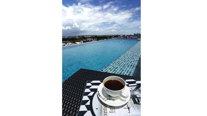 桃城茶樣子頂樓有個無邊際泳池，深受旅人喜愛