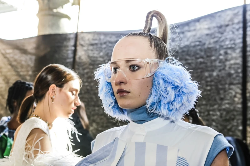 周裕穎以仁美衣標，生產衣標的廢料做成的耳罩