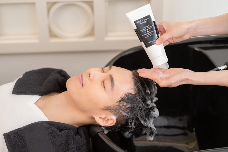 洗髮穴點按摩使髮肌徹底放鬆，使後續髮品發揮最大功效 。