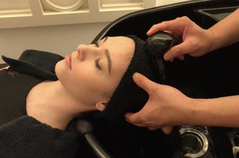 髮肌師以打圈的方式從頭部向下滑動,頭髮會透過毛巾漸漸被沖濕再將毛巾取下,能使顧客的頭髮沉浸在舒適愉悅的美好感覺。 髮肌師以打圈的方式從頭部向下滑動,頭髮會透過毛巾漸漸被沖濕再將毛巾取下,能使顧客的頭髮沉浸在舒適愉悅的美好感覺。