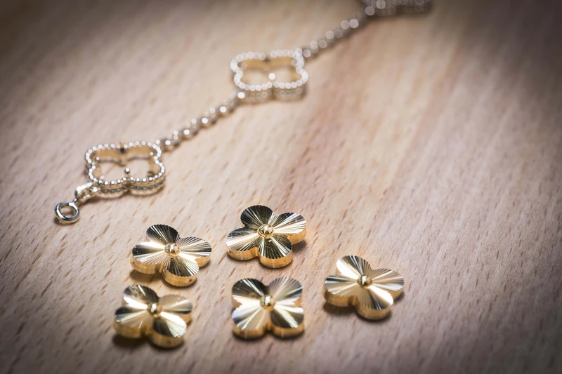 Van Cleef & Arpels - Alhambra圖騰的璣鏤雕花工序