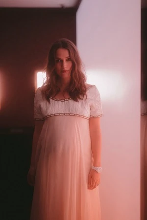 Keira Knightley 佩戴全新白色款J12出席巴黎發表活動。 Keira Knightley 佩戴全新白色款J12出席巴黎發表活動。