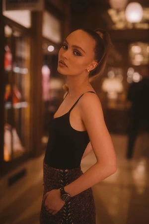 Lily-Rose Depp 佩戴全新黑色款J12出席巴黎發表活動。 Lily-Rose Depp 佩戴全新黑色款J12出席巴黎發表活動。