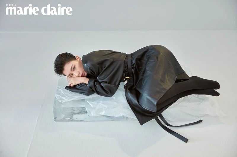 寬肩皮革外套，Balenciaga；金屬釦頭腰帶，Bottega Veneta；18K玫瑰金鑲鑽 Serpenti耳環，Bulgari