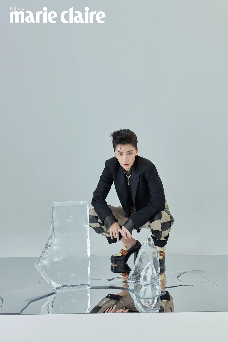 短版西裝外套，Polo Ralph Lauren；緞面襯衫、皮革拼接格紋長褲，both by Bottega Veneta；粗跟厚底樂福鞋，Gucci；18K白金鑲鑽 B.zero 1戒指、18K白金鑲鑽 Serpenti戒指、18K白金鑲鑽 Serpenti珠寶項鍊，all by Bulgari。