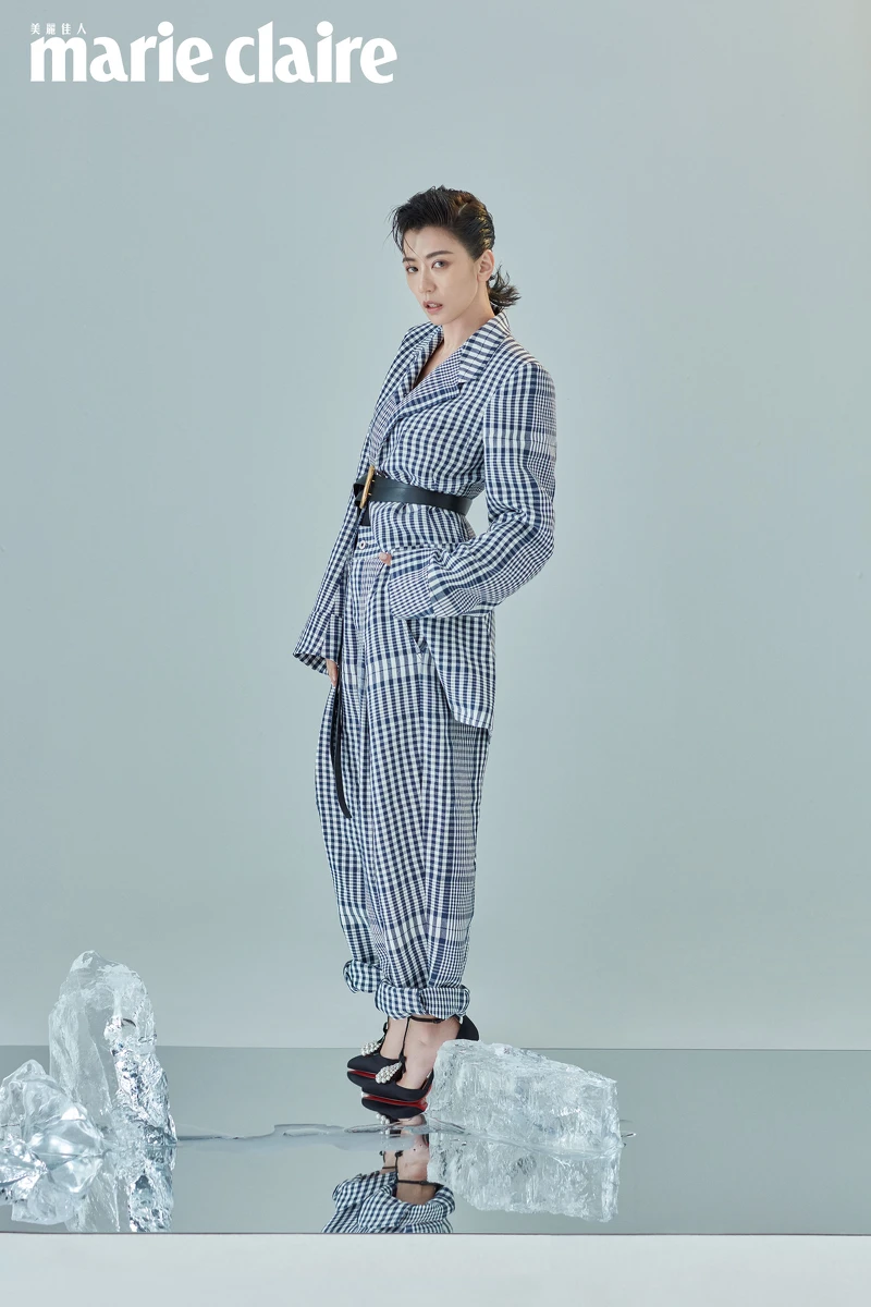 格紋西裝外套、格紋寬版長褲，both by Loewe；金屬釦頭腰帶，Bottega Veneta；珍珠風格裝飾高跟鞋，Christian Louboutin。