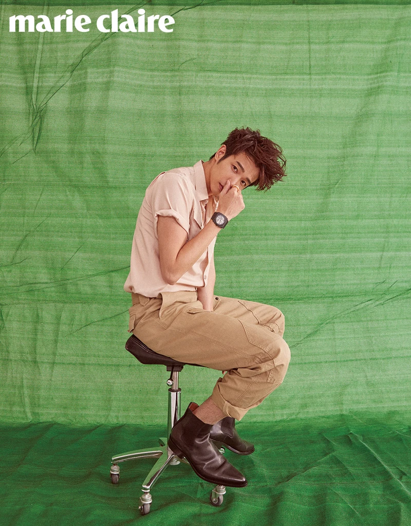 黑色鏤空 Octo 系列腕錶、18K玫瑰金與白色陶瓷 B.zero1 戒指,both by Bulgari;粉色襯衫、卡其色休閒長褲、黑色皮靴,all by Givenchy。 黑色鏤空 Octo 系列腕錶、18K玫瑰金與白色陶瓷 B.zero1 戒指,both by Bulgari;粉色襯衫、卡其色休閒長褲、黑色皮靴,all by Givenchy。