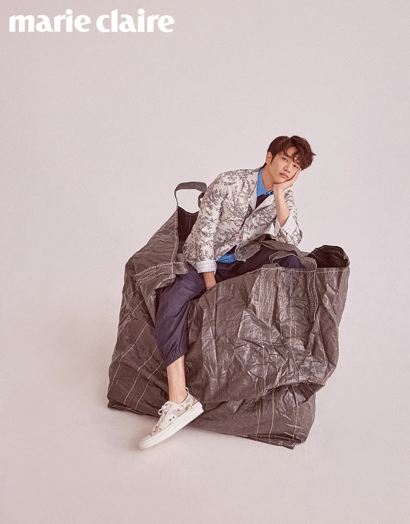 雙色拼接休閒衫、深藍色休閒褲,both by Stella McCartney;圖騰拼接外套、印花休閒鞋,both by Dior Men。 雙色拼接休閒衫、深藍色休閒褲,both by Stella McCartney;圖騰拼接外套、印花休閒鞋,both by Dior Men。