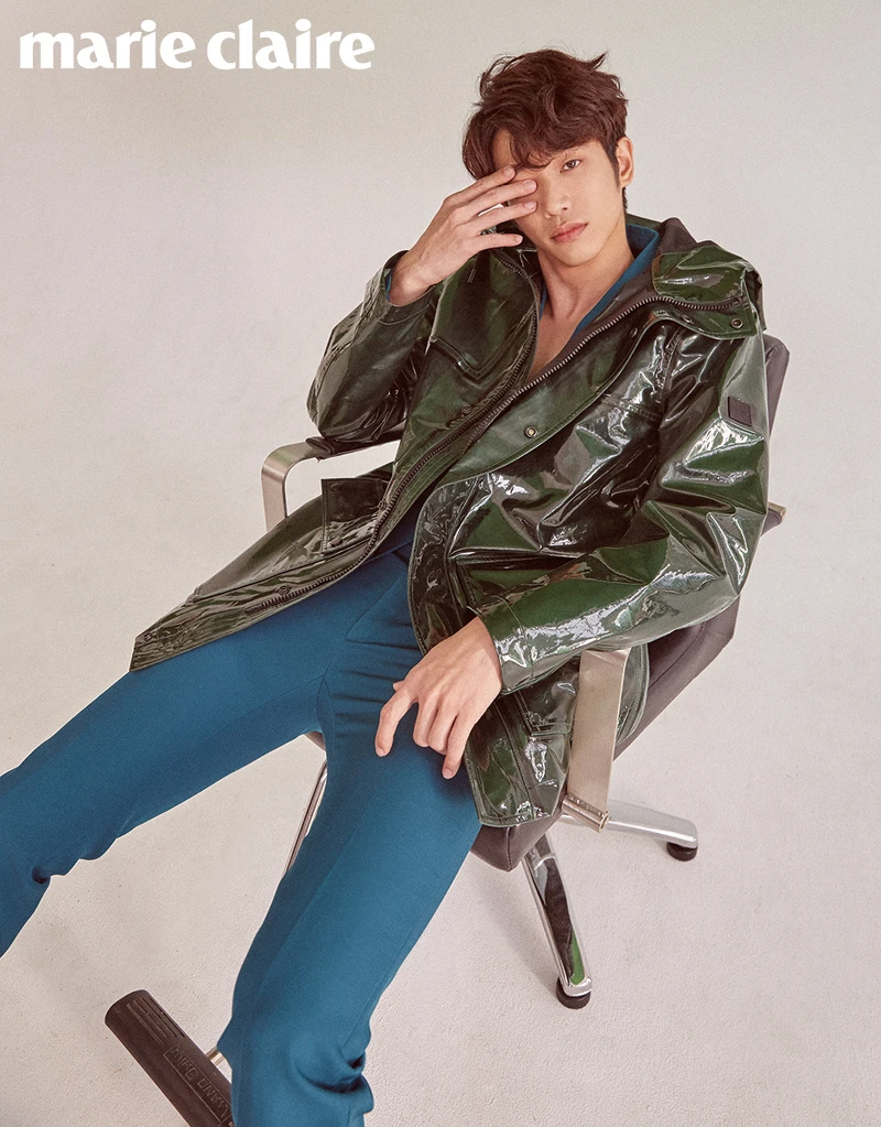 藍綠色西裝外套、西裝褲,both by Givenchy;綠色防水連帽外套,BOSS。 藍綠色西裝外套、西裝褲,both by Givenchy;綠色防水連帽外套,BOSS。