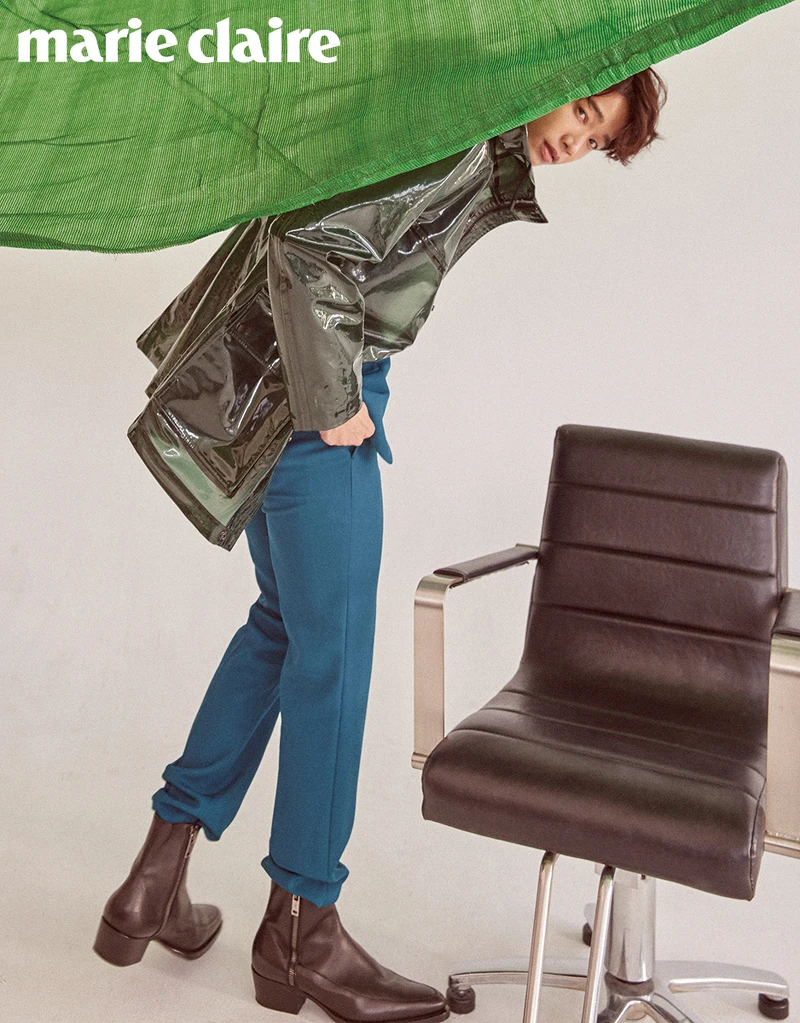 藍綠色西裝外套、西裝褲、黑色皮靴,all by Givenchy;綠色防水連帽外套,BOSS。 藍綠色西裝外套、西裝褲、黑色皮靴,all by Givenchy;綠色防水連帽外套,BOSS。