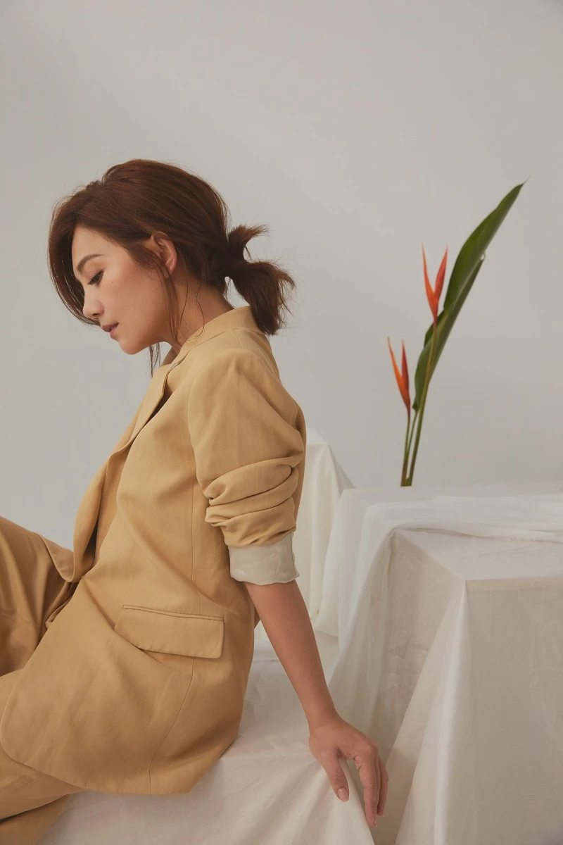 駝色混紡西裝外套、混紡長褲,both by Sandro 駝色混紡西裝外套、混紡長褲,both by Sandro