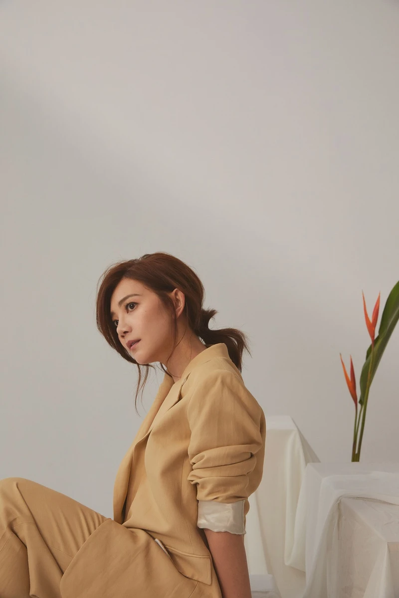 駝色混紡西裝外套、混紡長褲,both by Sandro 駝色混紡西裝外套、混紡長褲,both by Sandro