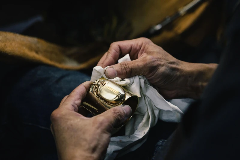 Goosens 工坊的工匠正在製作聖甲蟲手鐲。 Goosens 工坊的工匠正在製作聖甲蟲手鐲。