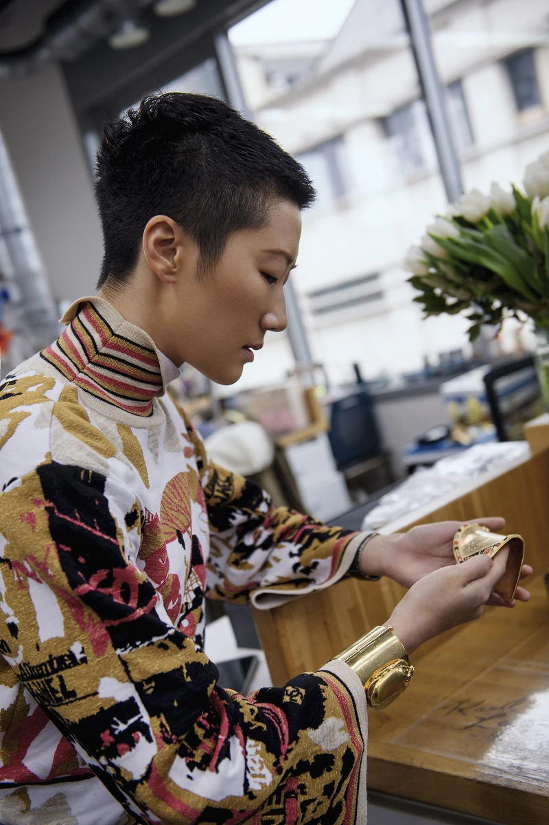 孫怡手上的聖甲蟲手鐲(半成品)與工坊系列的鞋跟裝飾,都來自 Goossens 工坊。 孫怡手上的聖甲蟲手鐲(半成品)與工坊系列的鞋跟裝飾,都來自 Goossens 工坊。