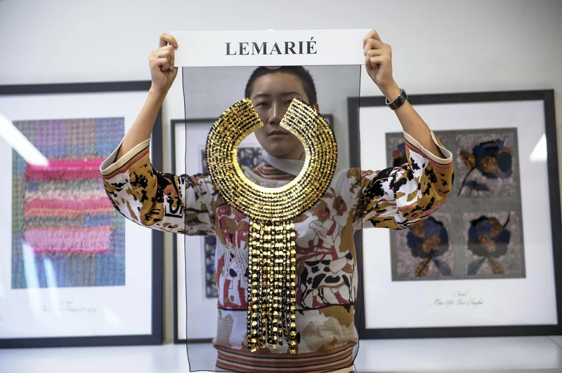 羽毛刺繡和手工山茶花是Lemarié 工坊的拿手絕活。 羽毛刺繡和手工山茶花是Lemarié 工坊的拿手絕活。