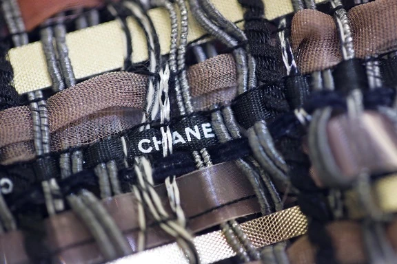 許多特殊異材質製成的手工斜紋軟呢,都是來自Lesage刺繡工坊。 許多特殊異材質製成的手工斜紋軟呢,都是來自Lesage刺繡工坊。