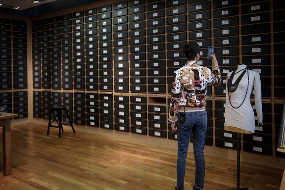 從前身Michonet刺繡工坊到後來的Lesage工坊,創立至今已累積超過七萬五千件樣品。 從前身Michonet刺繡工坊到後來的Lesage工坊,創立至今已累積超過七萬五千件樣品。