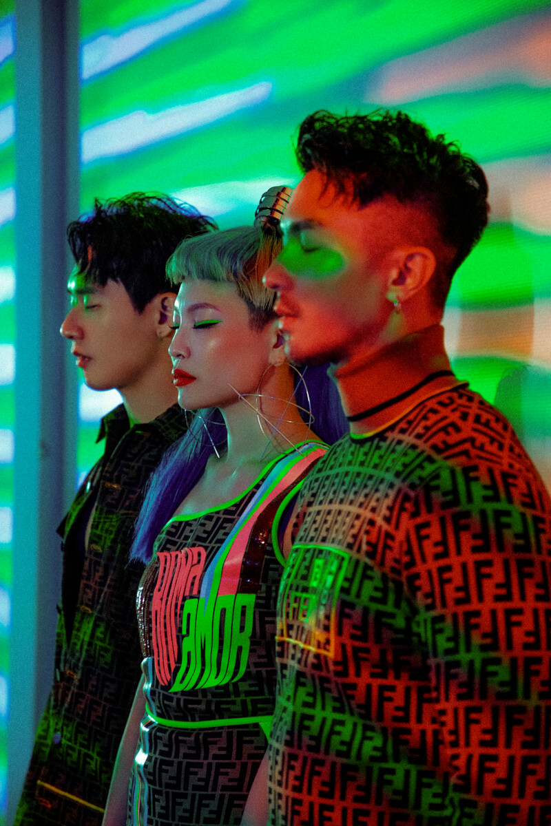 造型師JUDY(中)知名攝影師TEDDY(左).新加玻模特兒ED(右)著FENDI_AMOR系列