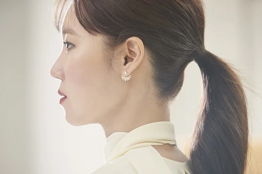 伯爵亞太區品牌大使孔曉振於最新形象影片中配戴Sunlight系列18K玫瑰金鑲鑽耳環 伯爵亞太區品牌大使孔曉振於最新形象影片中配戴Sunlight系列18K玫瑰金鑲鑽耳環