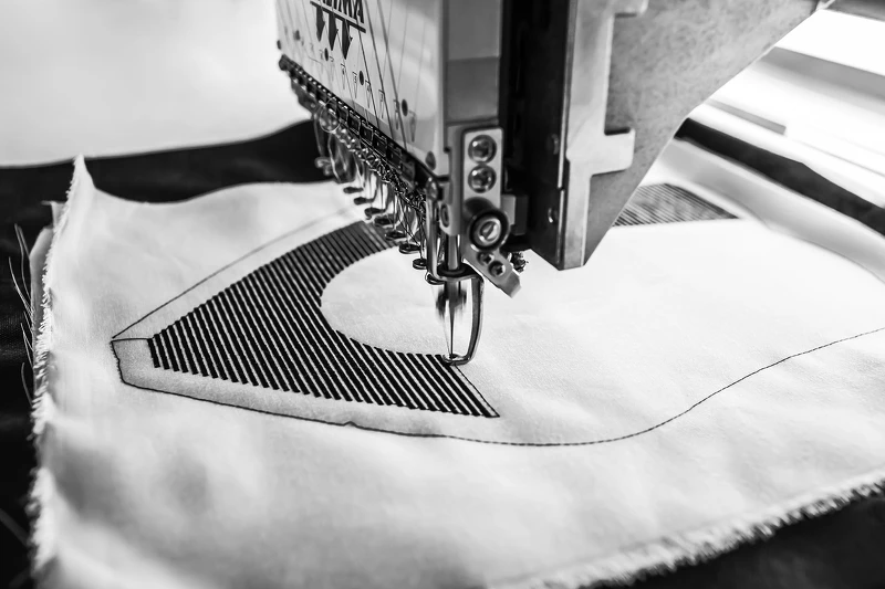 J'adior 黑色科技布料鞋款面料製作程序。