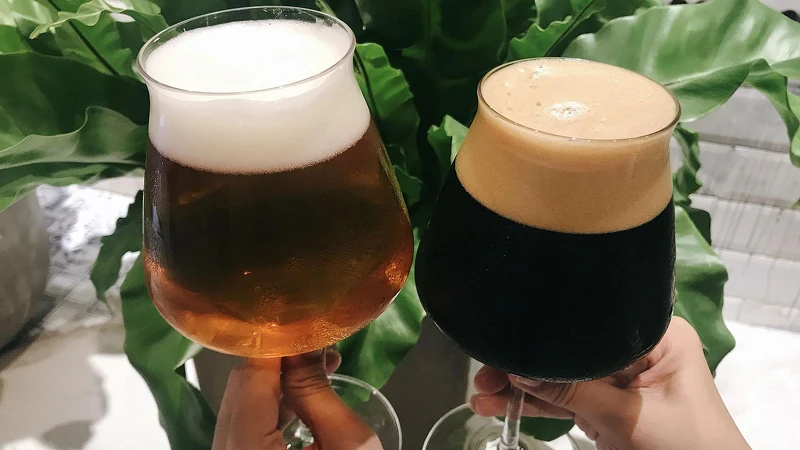 Day Job Pale ale（左）NT$250元/Hotboxcoffee porter(右）NT$250元