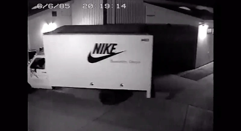 以協尋海報及一台載滿球鞋的失竊卡車為行銷手法