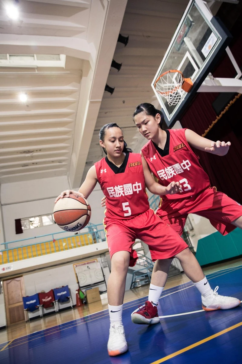 （左）宋瑞蓁，15歲，民族國中。160 cm，60 kg。籃球校隊資歷5年。2019 年JHBL女子甲級聯賽亞軍。