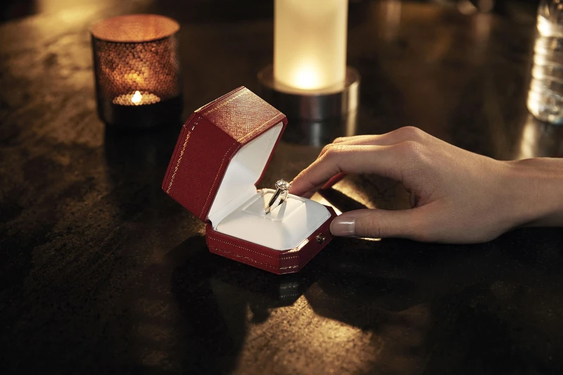 承載傳奇經典與幸福的卡地亞小紅盒。 承載傳奇經典與幸福的卡地亞小紅盒。