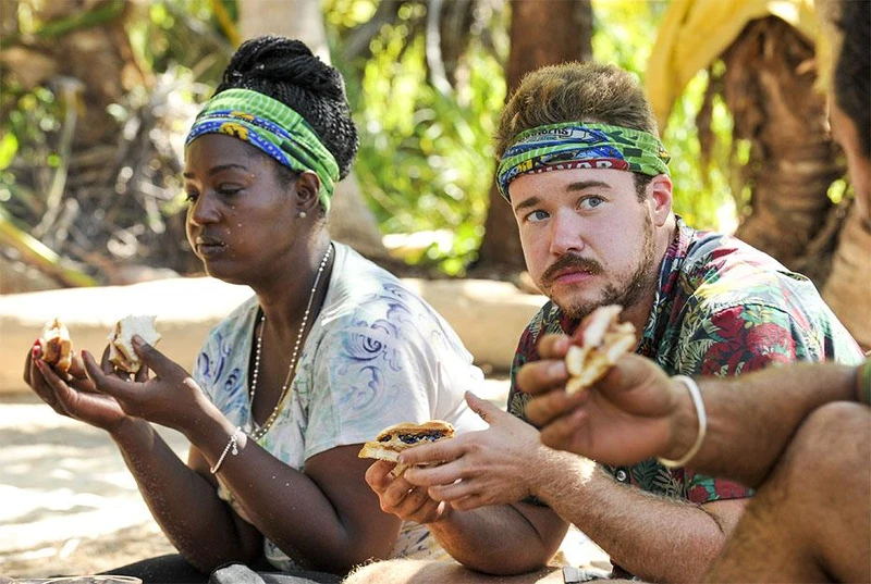 Zeke Smith （右）曾在電視節目中，被當眾揭露過往