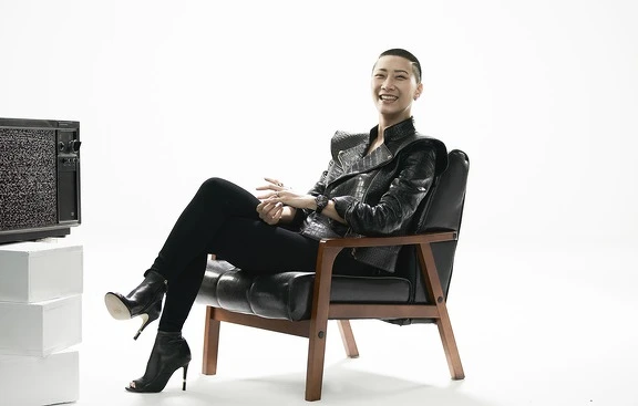 黑色款J12腕錶、Coco Crush系列戒指、耳環、黑色鱷魚皮壓紋夾克、黑色連身衣、露趾高跟鞋,all by Chanel。 黑色款J12腕錶、Coco Crush系列戒指、耳環、黑色鱷魚皮壓紋夾克、黑色連身衣、露趾高跟鞋,all by Chanel。