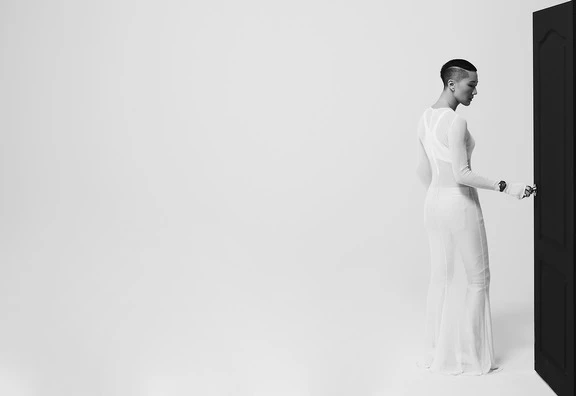 黑色J12腕錶、Coco Crush系列戒指、耳環、白色透視洋裝、白色粗跟鞋,all by Chanel。 黑色J12腕錶、Coco Crush系列戒指、耳環、白色透視洋裝、白色粗跟鞋,all by Chanel。