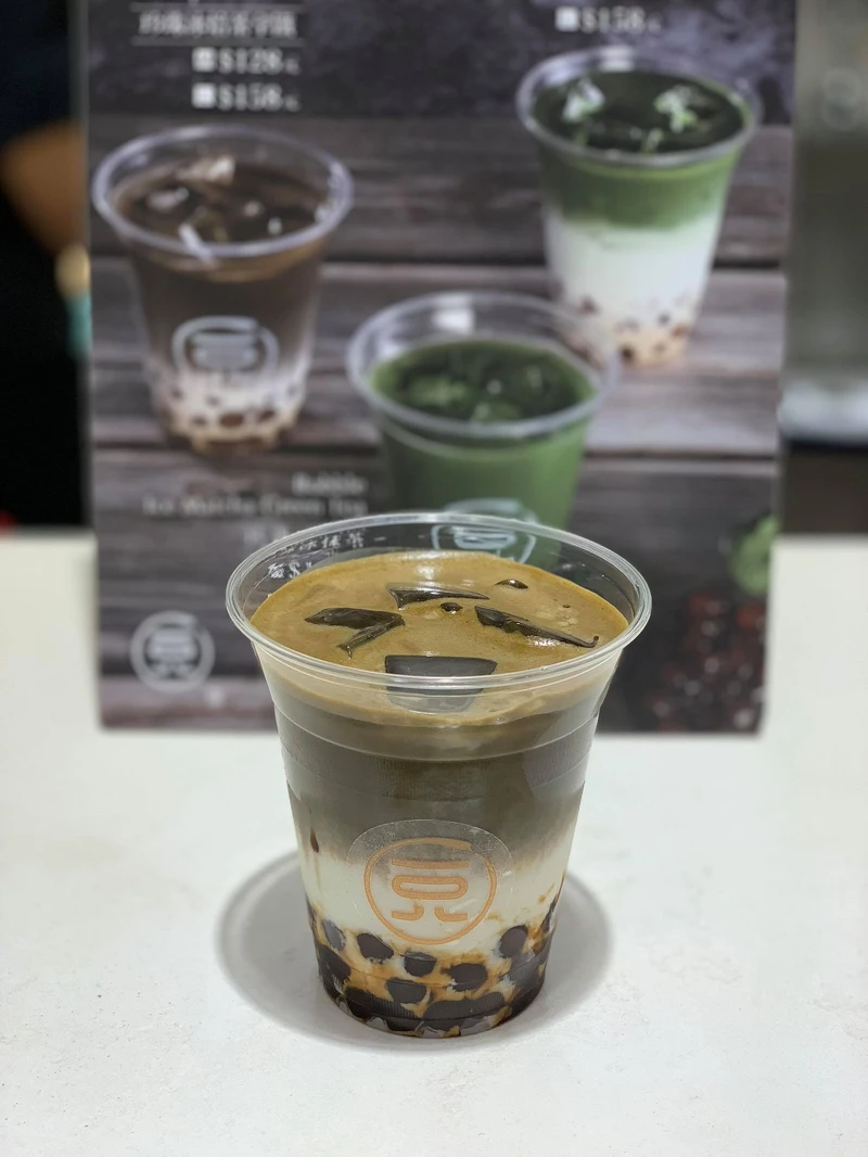 珍珠焙茶拿鐵 (128元/中杯,158元/大杯)  珍珠焙茶拿鐵 (128元/中杯,158元/大杯)