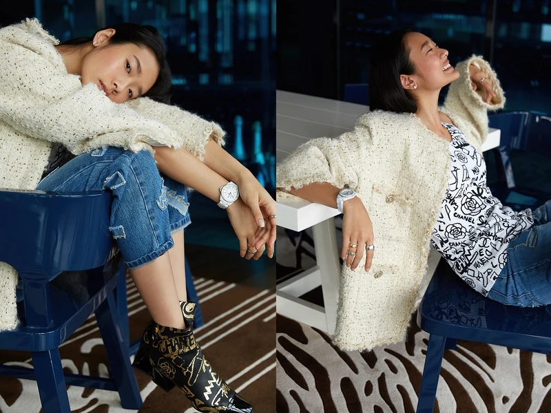 白色款J12腕錶、Coco Crush系列戒指、耳環、塗鴉感背心上衣、白色毛呢外套、牛仔褲、皮革短靴，all by Chanel。