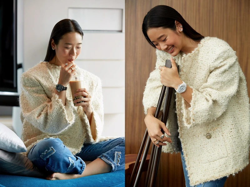 白色款J12腕錶、Coco Crush系列戒指、耳環、塗鴉感背心上衣、白色毛呢外套、牛仔褲、皮革短靴，all by Chanel。