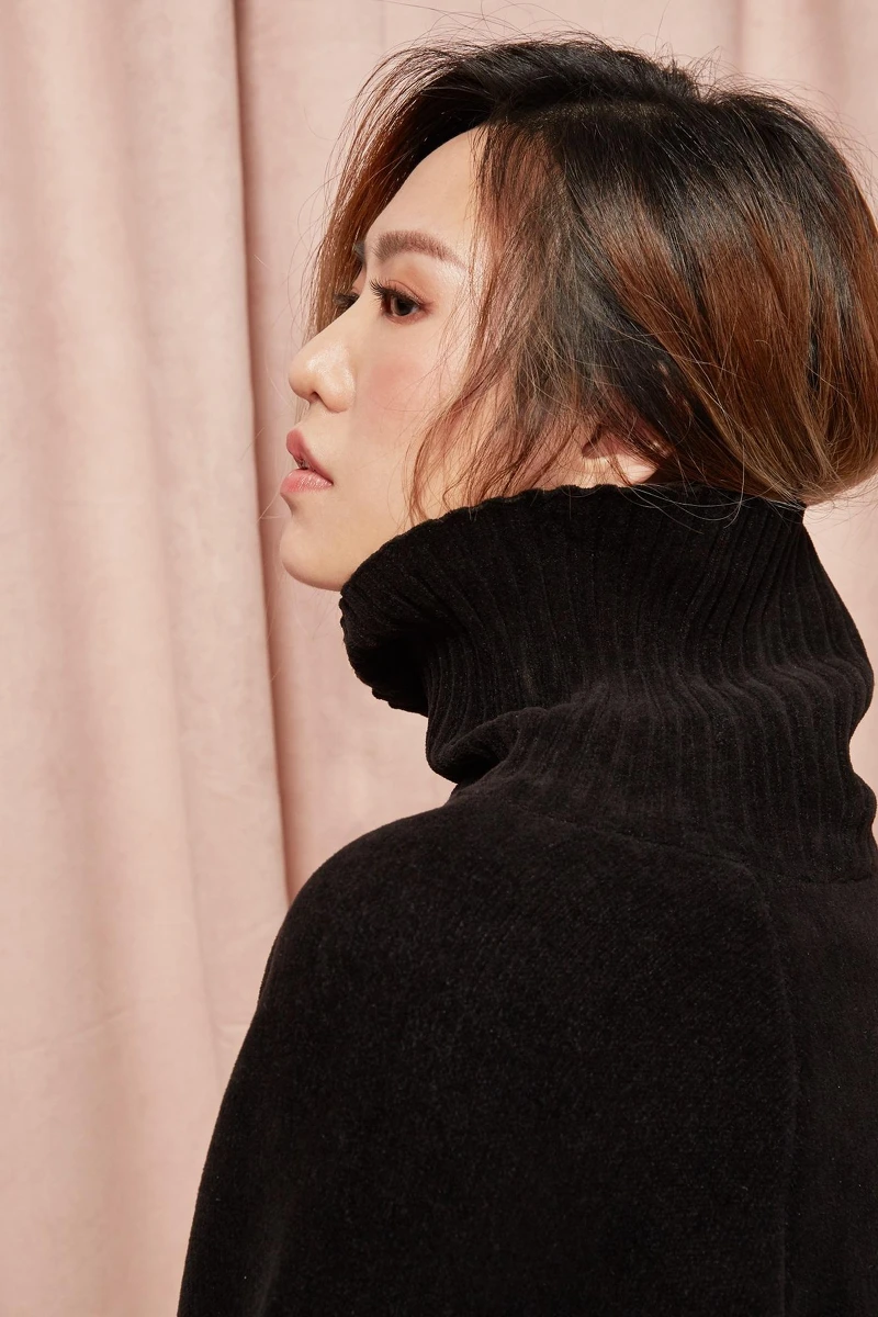 刺繡毛衣、洋裝、黑色長褲,皮革綁帶鞋,all by 3.1 Phillip Lim。 刺繡毛衣、洋裝、黑色長褲,皮革綁帶鞋,all by 3.1 Phillip Lim。