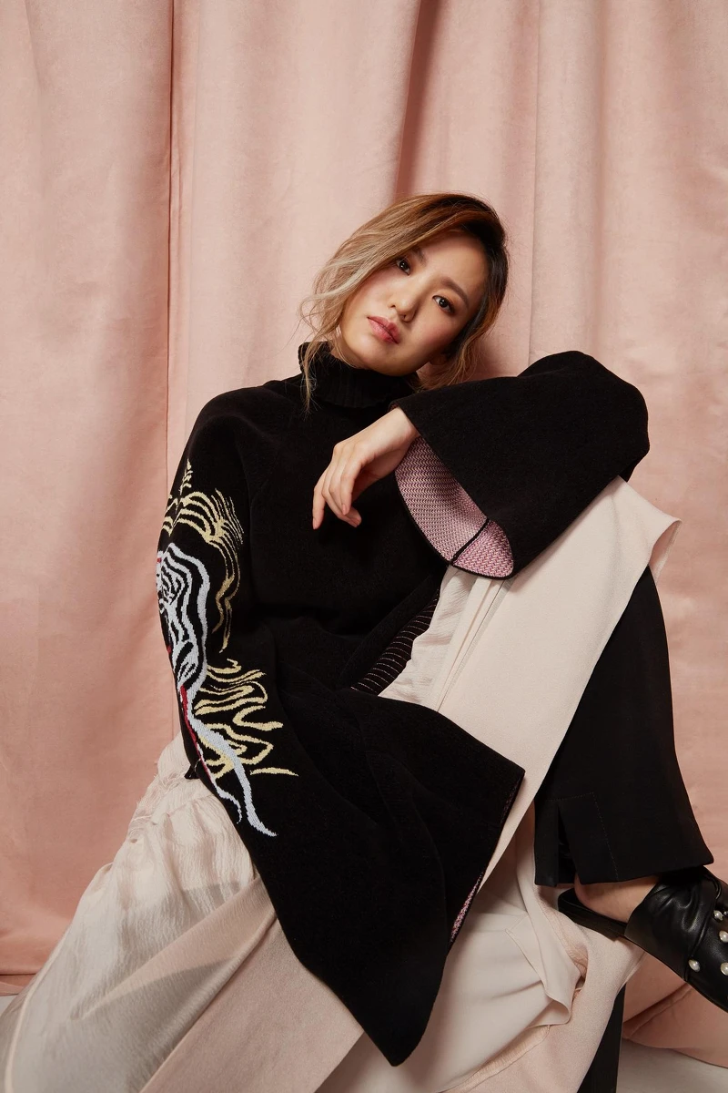 刺繡毛衣、洋裝、黑色長褲,皮革綁帶鞋,all by 3.1 Phillip Lim。 刺繡毛衣、洋裝、黑色長褲,皮革綁帶鞋,all by 3.1 Phillip Lim。