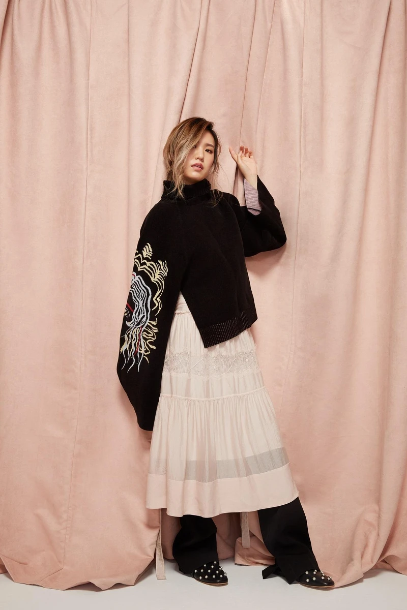 刺繡毛衣、洋裝、黑色長褲,皮革綁帶鞋,all by 3.1 Phillip Lim。 刺繡毛衣、洋裝、黑色長褲,皮革綁帶鞋,all by 3.1 Phillip Lim。